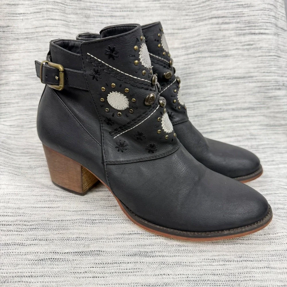 G. C. Shoes Austin Black Faux Leather Western Ankle Booties Sz 9 Cowgirl Studded